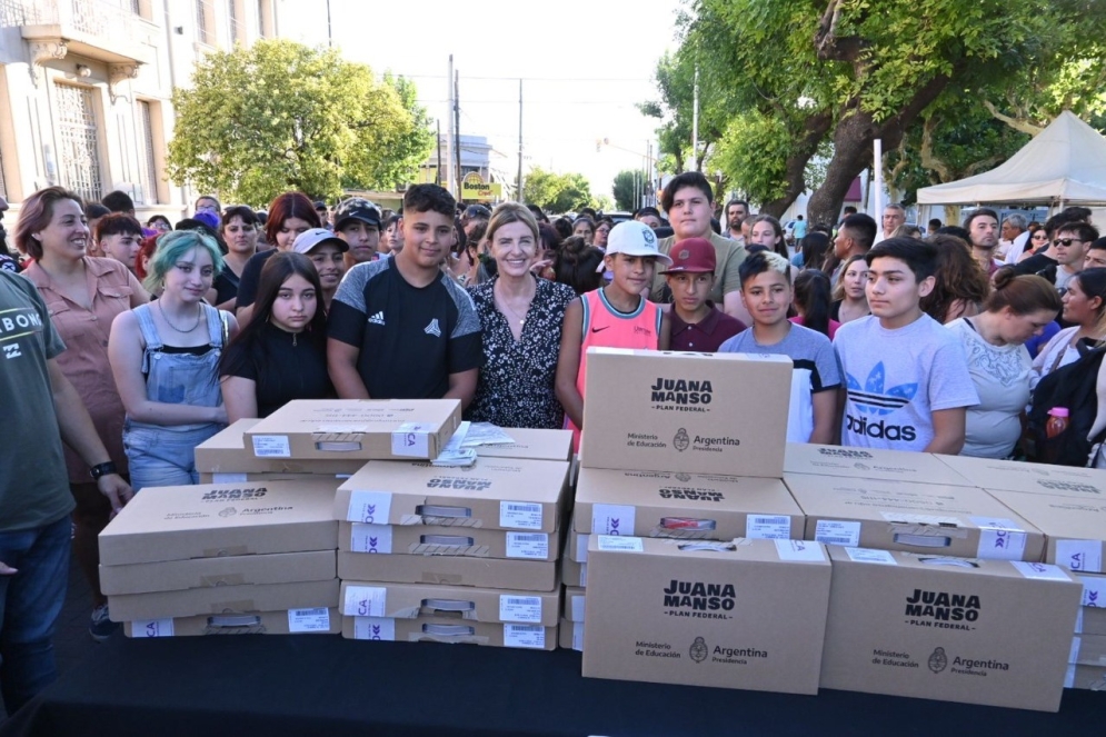 La intendenta estuvo acompa&ntilde;ada por Consejeros Escolares y funcionarios de educaci&oacute;n.