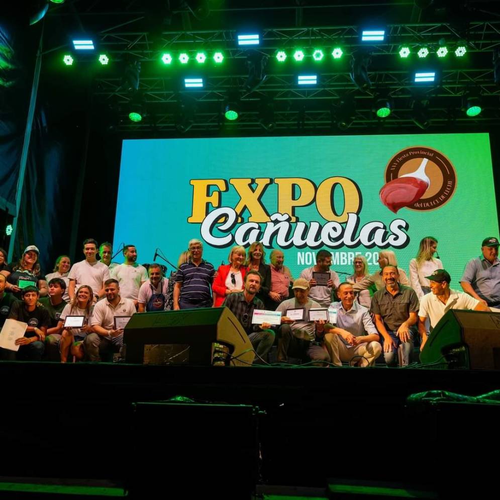 Autoridades, jurado y premiados en el escenario principal, la noche del s&aacute;bado.