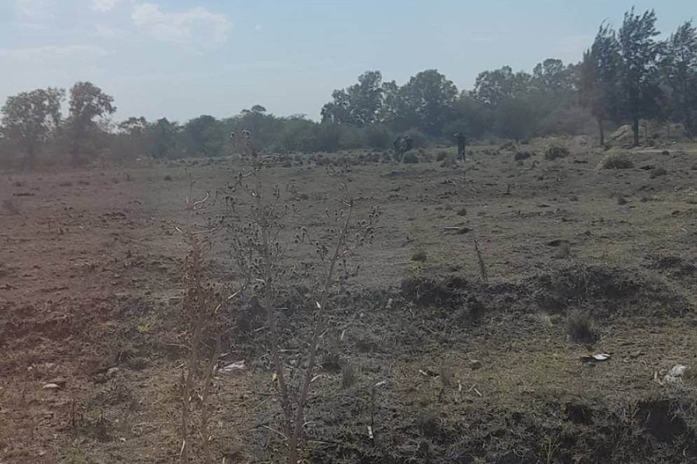 De lejos, fotografi&oacute; a las personas que bajaron de una camioneta Volkswagen.