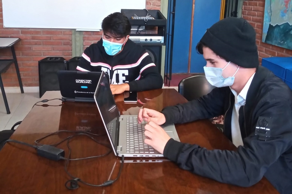 Lautaro, de buzo con rayas, durante la etapa provincial. A su lado, Juan Varela Reynols.