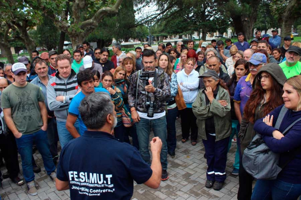Su&aacute;rez hablando ante los trabajadores municipales en la Plaza San Mart&iacute;n. 