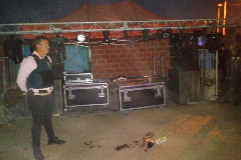 Nada improvisado: puente de luces, consolas de sonido Y DJ.