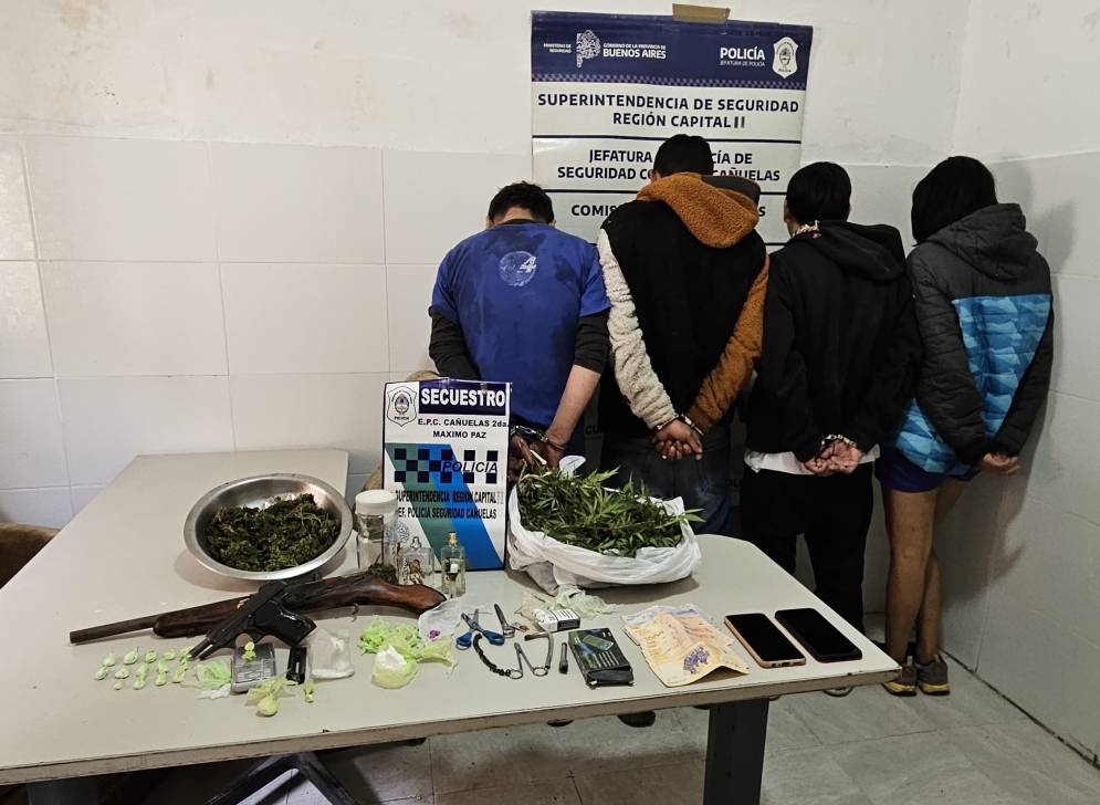 Los aprehendidos y los elementos secuestrados por la polic&iacute;a.