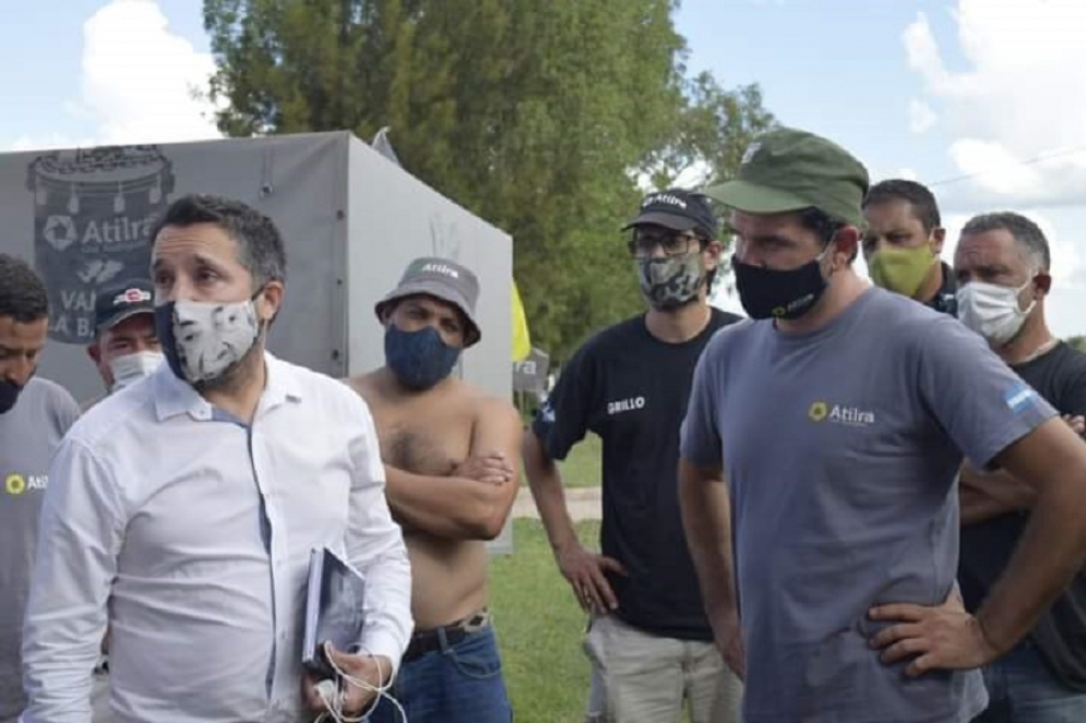 Funes (de camisa) observado por los gremialistas.