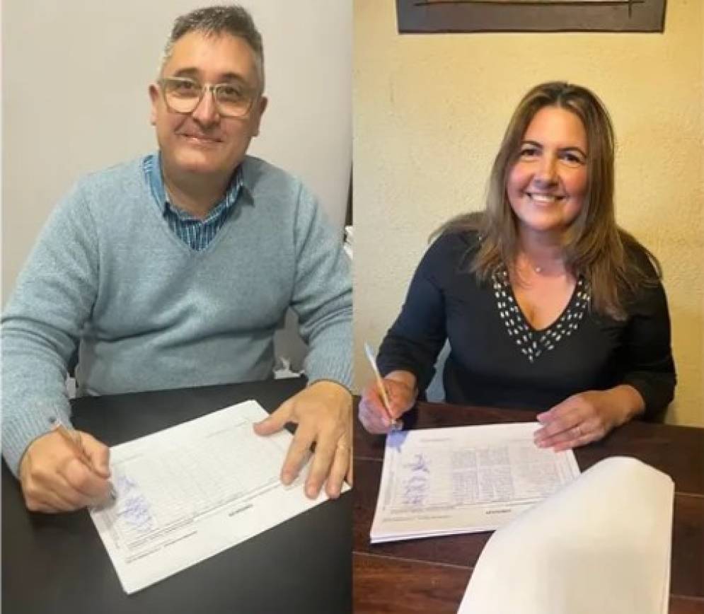 Alejandro Dom&iacute;nguez y Juana Raquel Gonz&aacute;lez firmando la planilla que fue presentada en la Junta Electoral.
