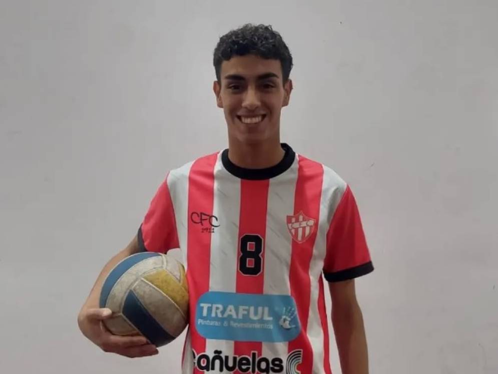 Se calza el buzo de&nbsp;DT.