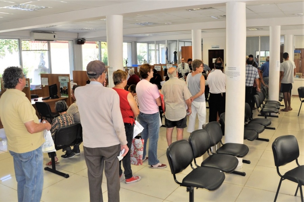 Vecinos de Ca&ntilde;uelas esperando en el hall del municipio para pagar sus tasas. 