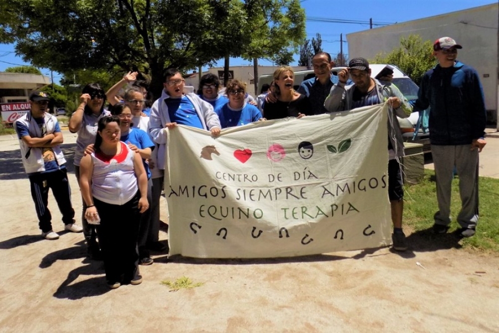 Arrieta y Fassi junto a algunos de los chicos que fueron parte de la celebraci&oacute;n.