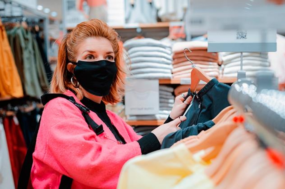 En la Fase 2 est&aacute; prohibido el ingreso a locales de ropa, calzados y rubros semejantes. 