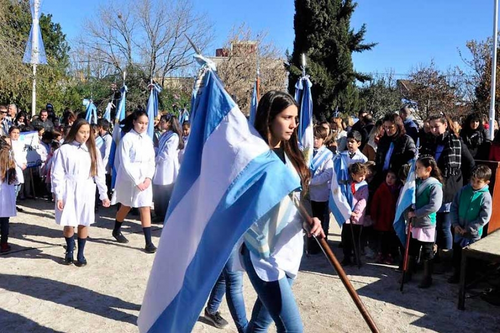 Alumnos de Ca&ntilde;uelas realizaron la jura de la Bandera