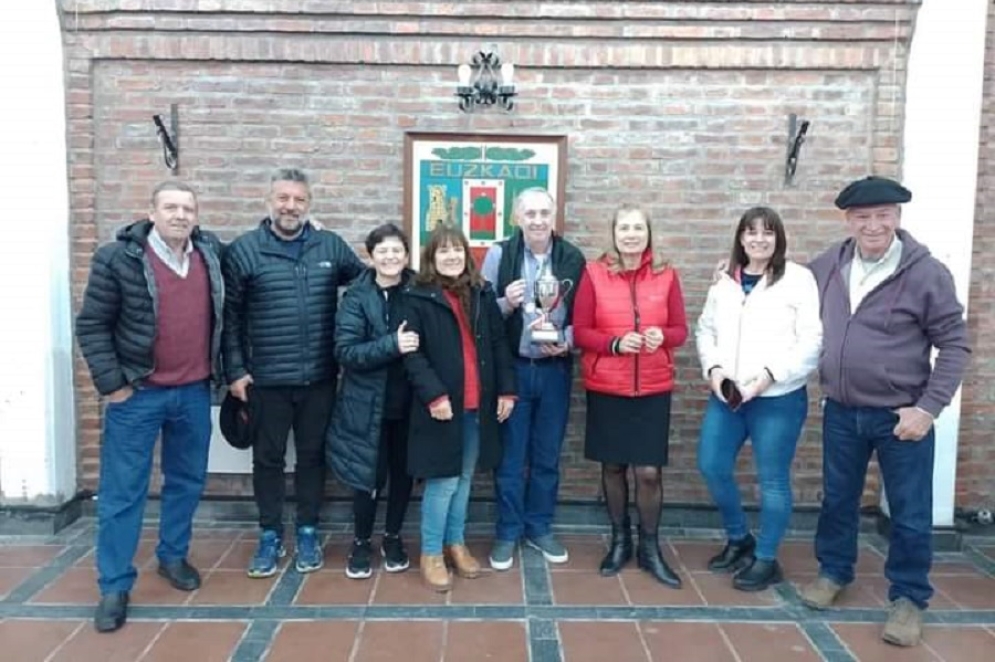 Los ganadores, junto a las autoridades del Centro Vasco de Ca&ntilde;uelas.