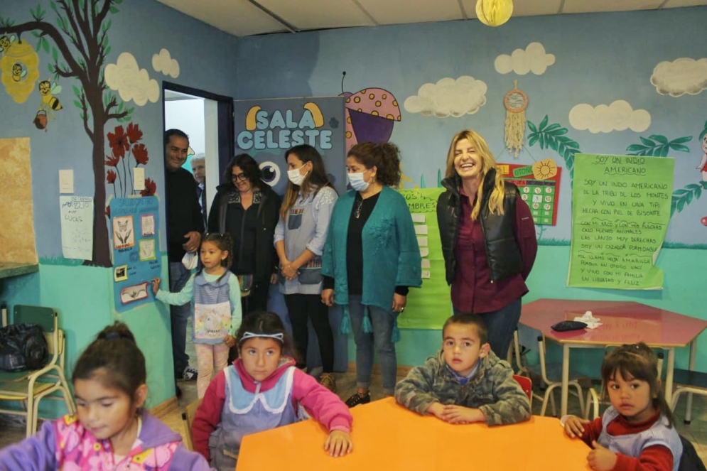 En la visita de este viernes, acompa&ntilde;ada por parte de su gabinete y funcionarios de educaci&oacute;n, la mandataria reconoci&oacute; el trabajo de los cooperativistas y movimientos sociales.