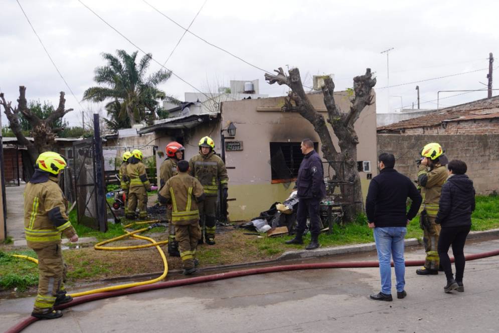 El bombero Pablo Coronel, quien socorri&oacute; al hombre en llamas, result&oacute; con quemaduras en una mano.