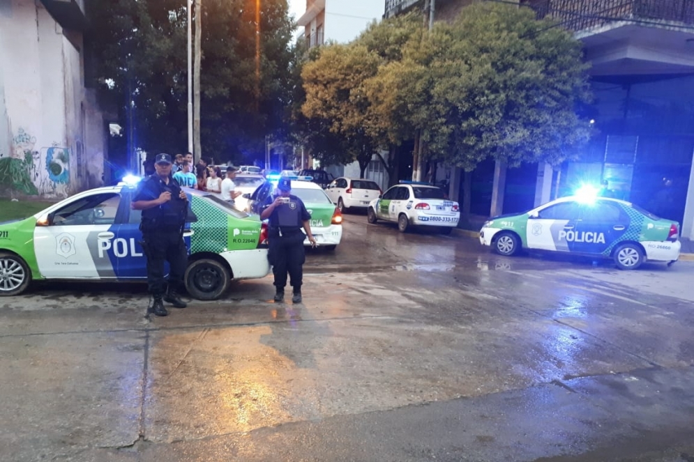 La polic&iacute;a fue agredida con botellazos. 