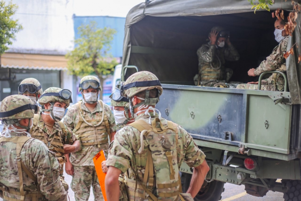 Los soldados sum&aacute;ndose al plan de contenci&oacute;n social en Ca&ntilde;uelas.