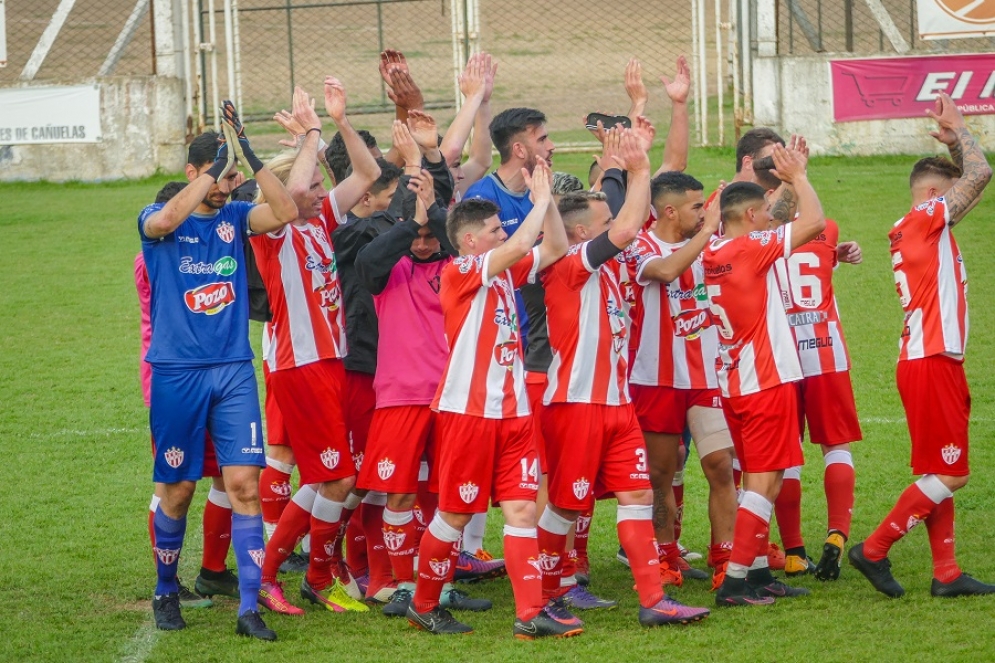 Los jugadores del CFC saludan a la hinchada tras la victoria. 