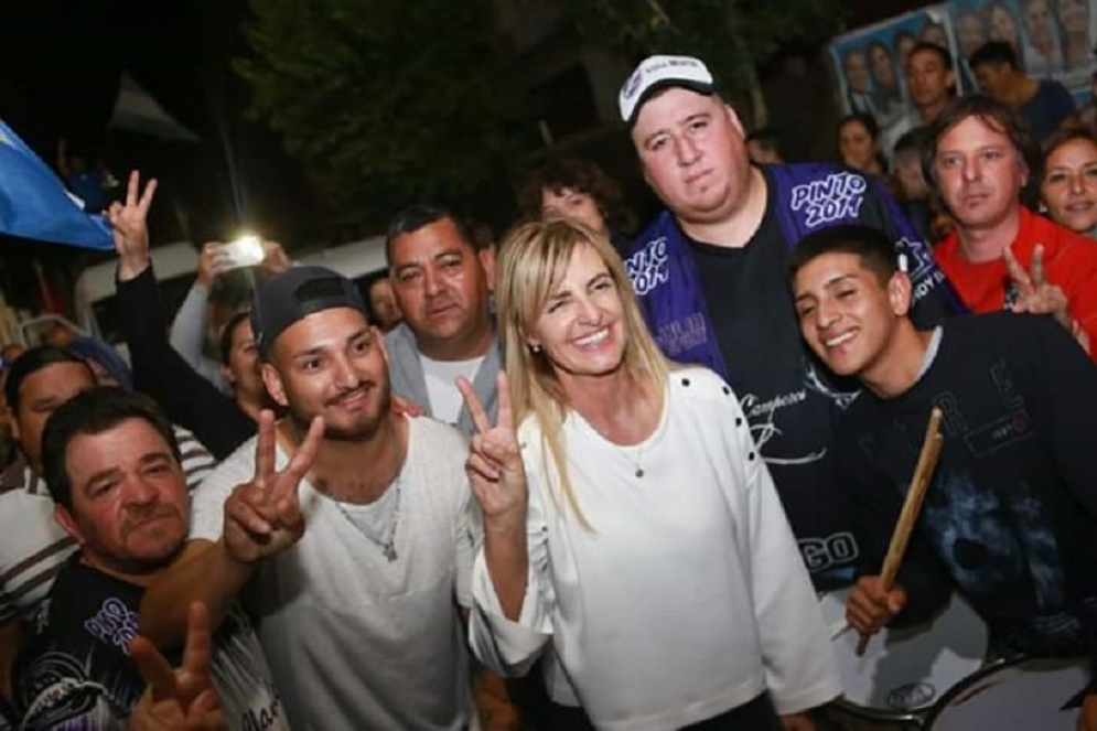 La militancia lleg&oacute; desde las localidades para festejar el triunfo del Frente de Todos. 