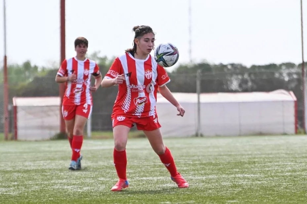 Jhojara Holze, controlando el bal&oacute;n.