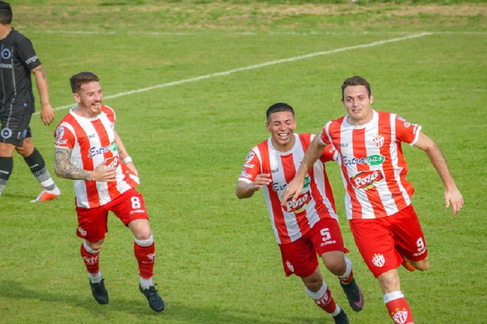 Ottaviani corre hacia la platea festejando uno de sus goles seguido por sus compa&ntilde;eros. 