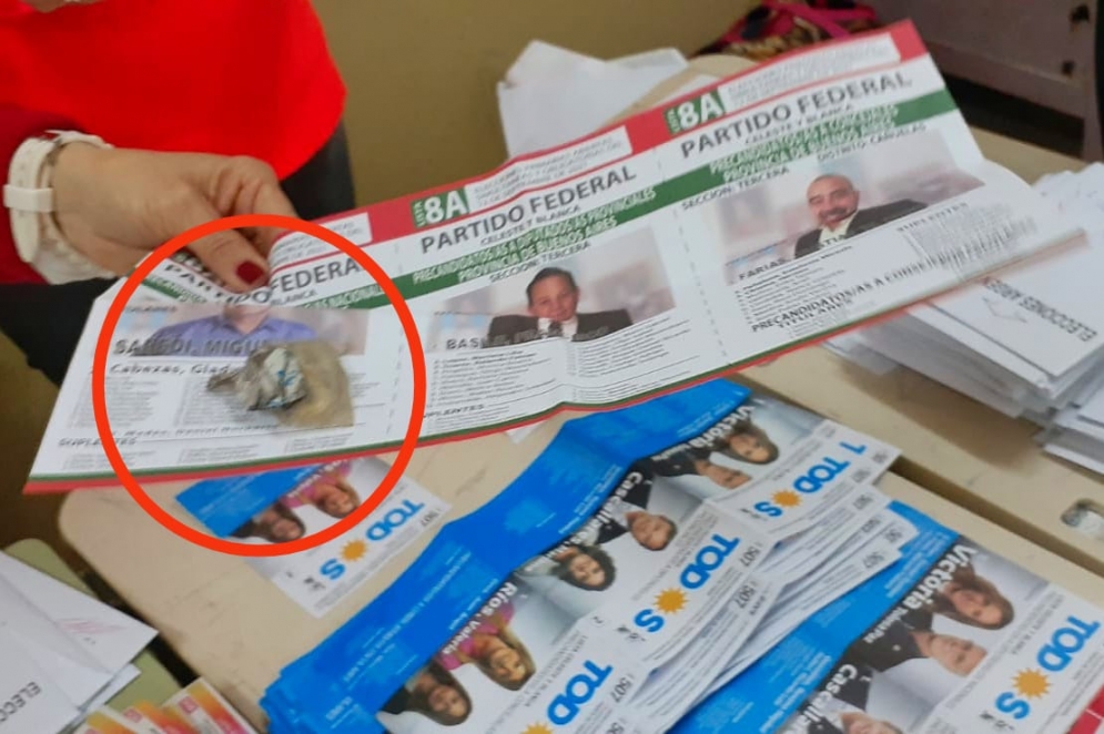 El preservativo sobre el cuerpo de Saredi.