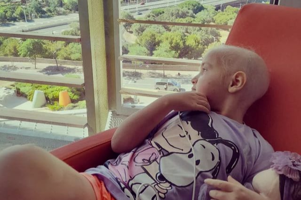 Emily, recostada en un sill&oacute;n, comenzando este viernes 24 de junio.