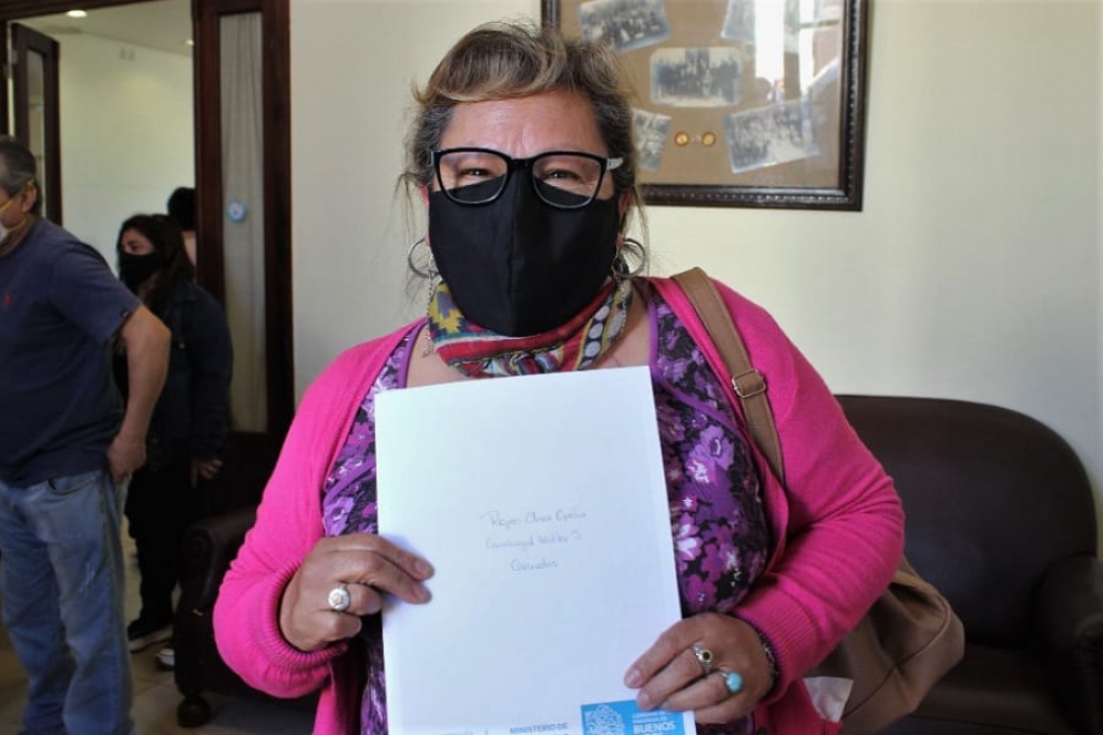 Clara, con la escritura en mano y la sonrisa dibujada debajo del barbijo.