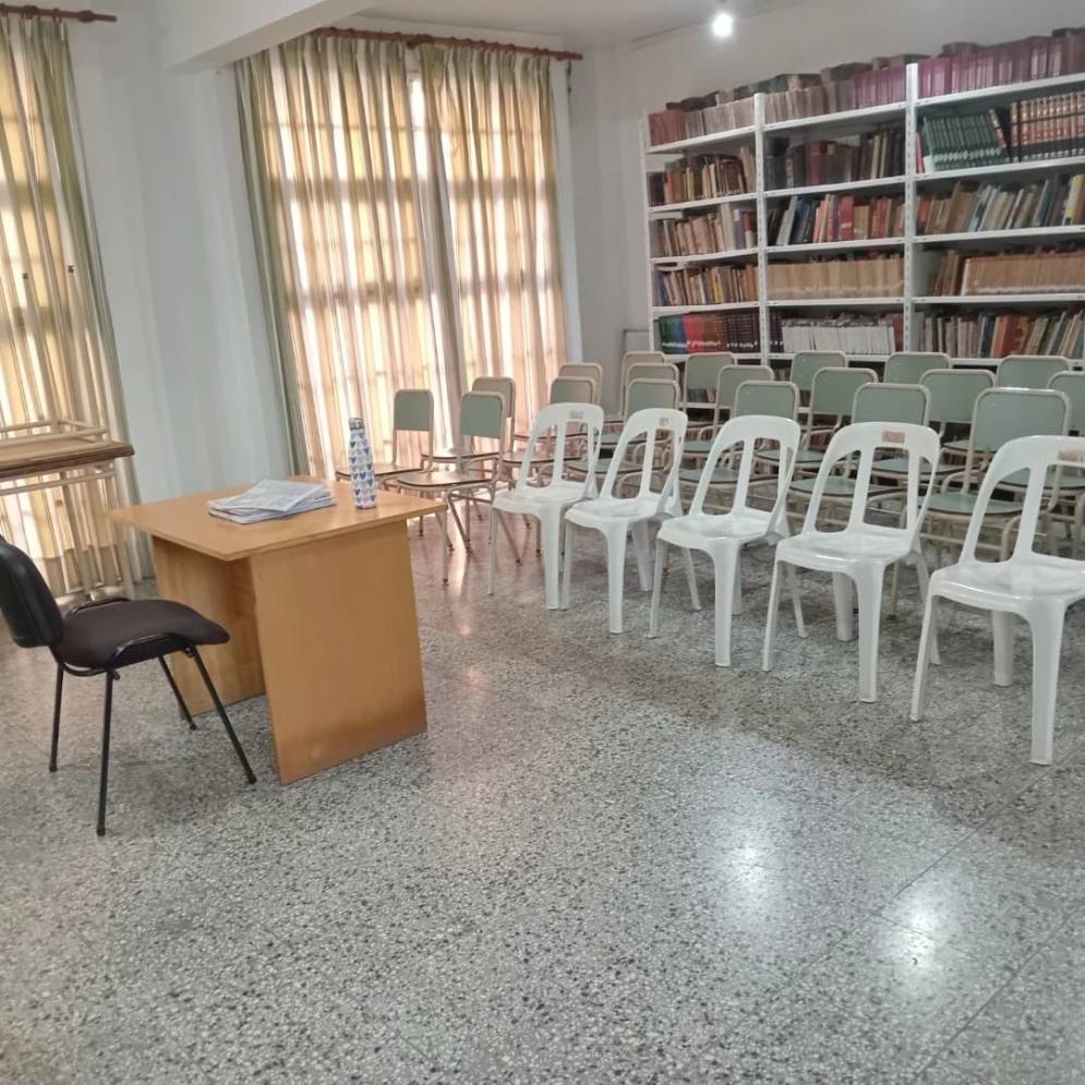 El sal&oacute;n donde la fundaci&oacute;n da sus clases en la Biblioteca Popular Sarmiento. 