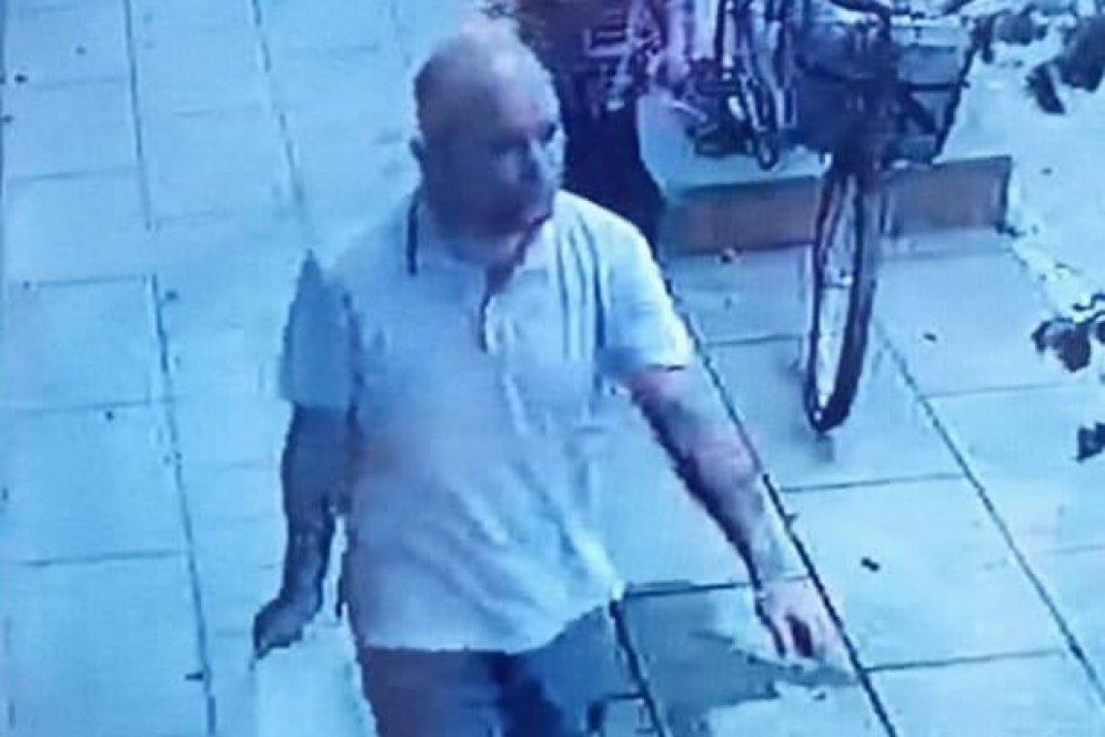 El rostro del ladr&oacute;n, caminando por la cuadra, instantes previos al robo.