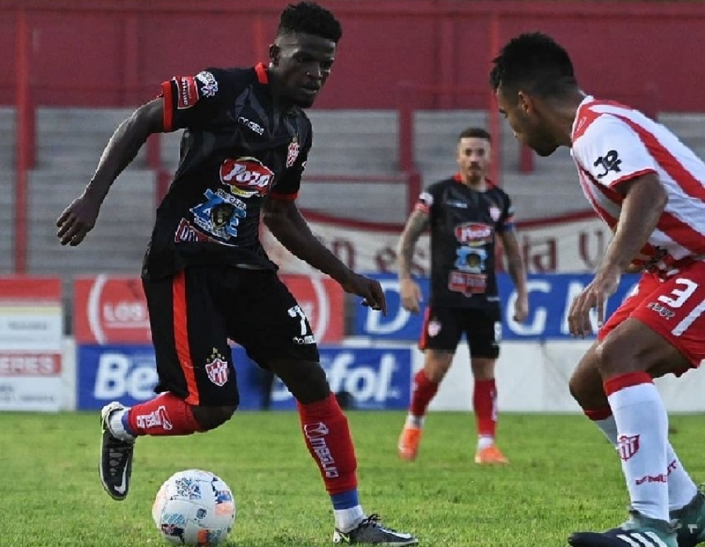 A Ca&ntilde;uelas le cost&oacute; tener respuestas pese a lo que generaba el camerun&eacute;s Edjo'o por derecha. (FOTO: Prensa CFC - J.Arga&ntilde;araz)