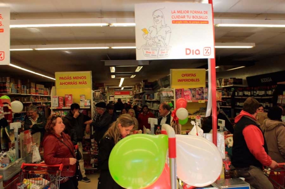 Descuentos del 50% en supermercados: largas colas por fallas en el sistema