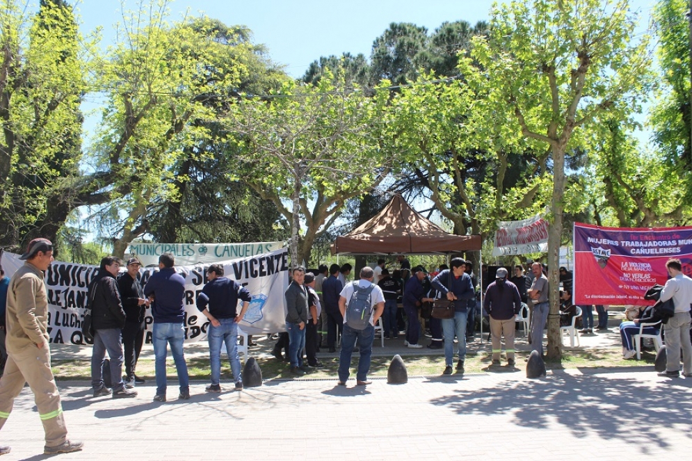 La carpa de los municipales en la Plaza San Mart&iacute;n.