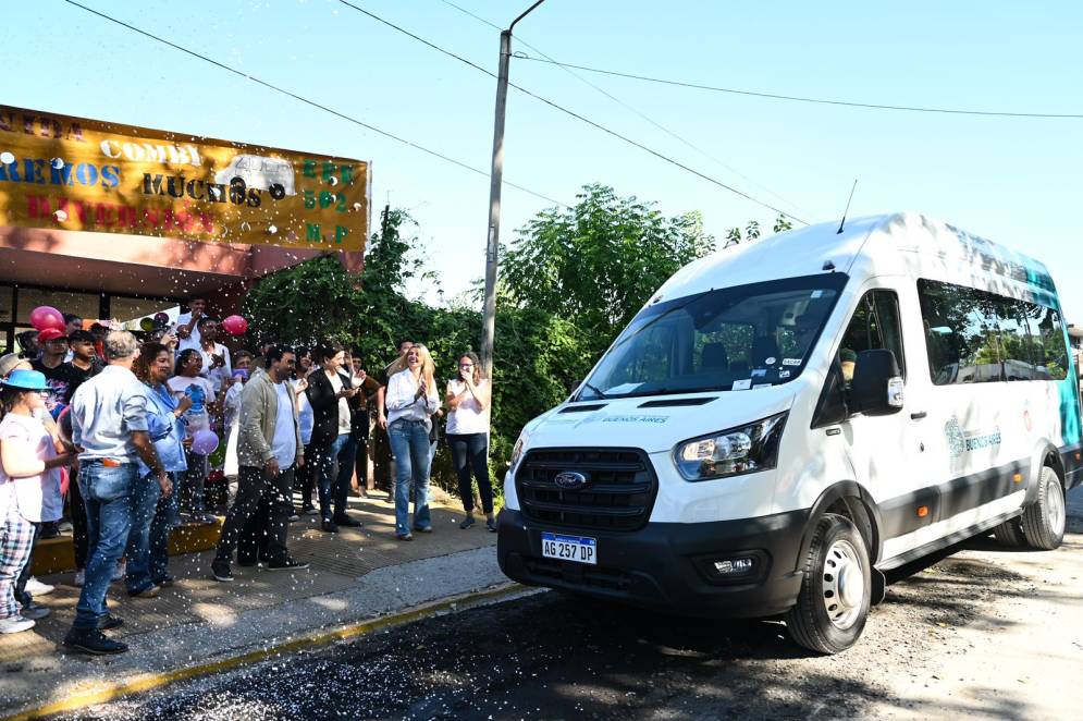 La combi 0Km que lleg&oacute; a la escuela de M&aacute;ximo Paz. 