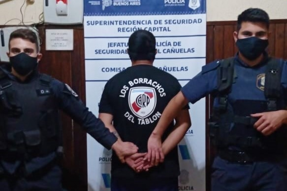 Uno de los nueve aprehendidos por la polic&iacute;a local.