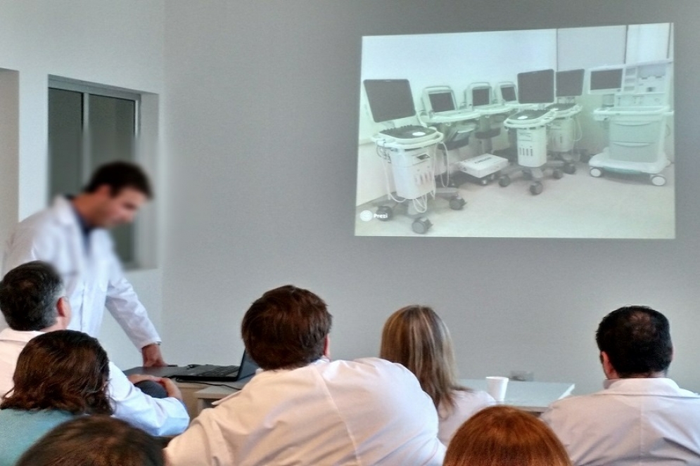 El m&eacute;dico brindando una conferencia en el Hospital Regional.