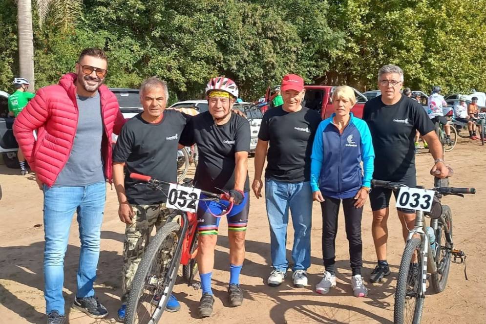 Am&eacute;rico Sazzhy y Luis Hern&aacute;ndez, ciclistas de Ca&ntilde;uelas en Lobos
