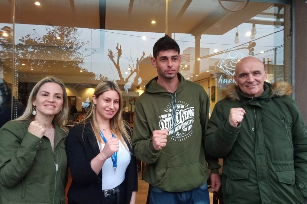 P&iacute;paro, Marques, Canovas (2&deg; precandidato a concejal) y Espert en la puerta de Hueney.