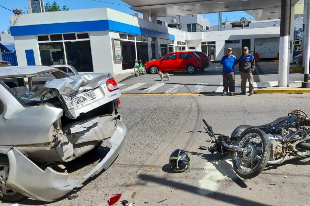 La moto y el Corsa arruinado. 