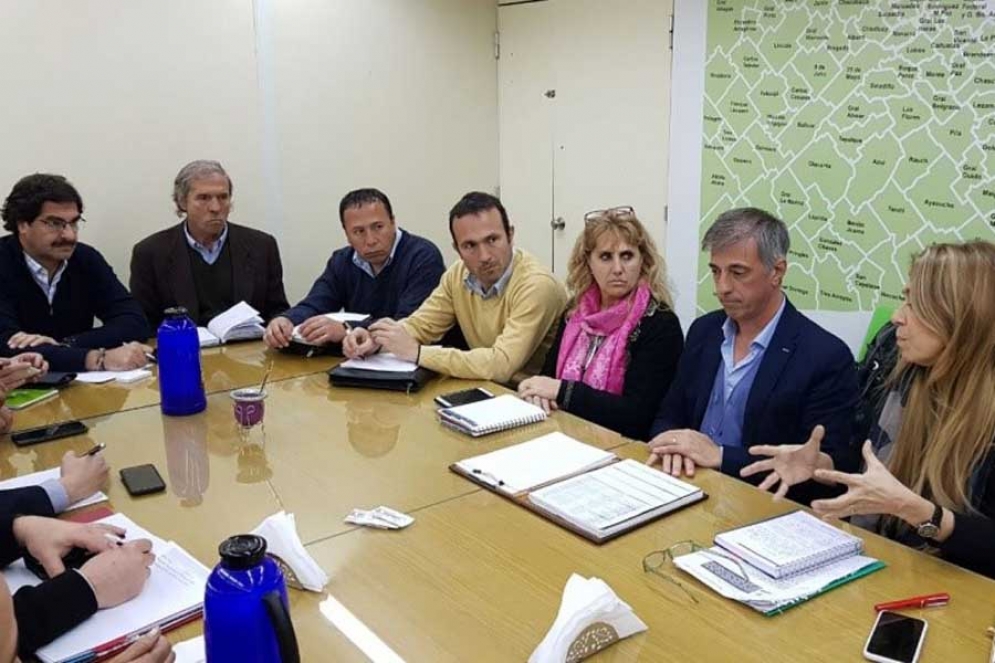 Juan &Aacute;ngel Cruz (en el centro) en pleno encuentro. 