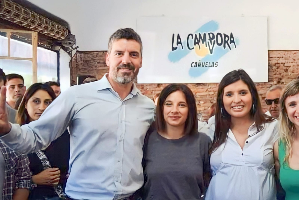 Ducass&eacute; junto a Laura Alonso y la ministra de Ambiente provincial, Daniela Vilar, en el &uacute;ltimo acto realizado en el local de "La C&aacute;mpora" de Ca&ntilde;uelas.
