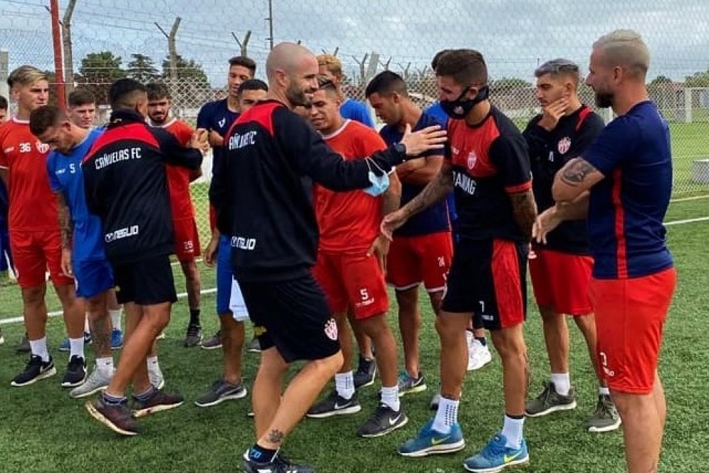 Perelman y sus colaboradores present&aacute;ndose ante el plantel. (Foto: Prensa CFC).