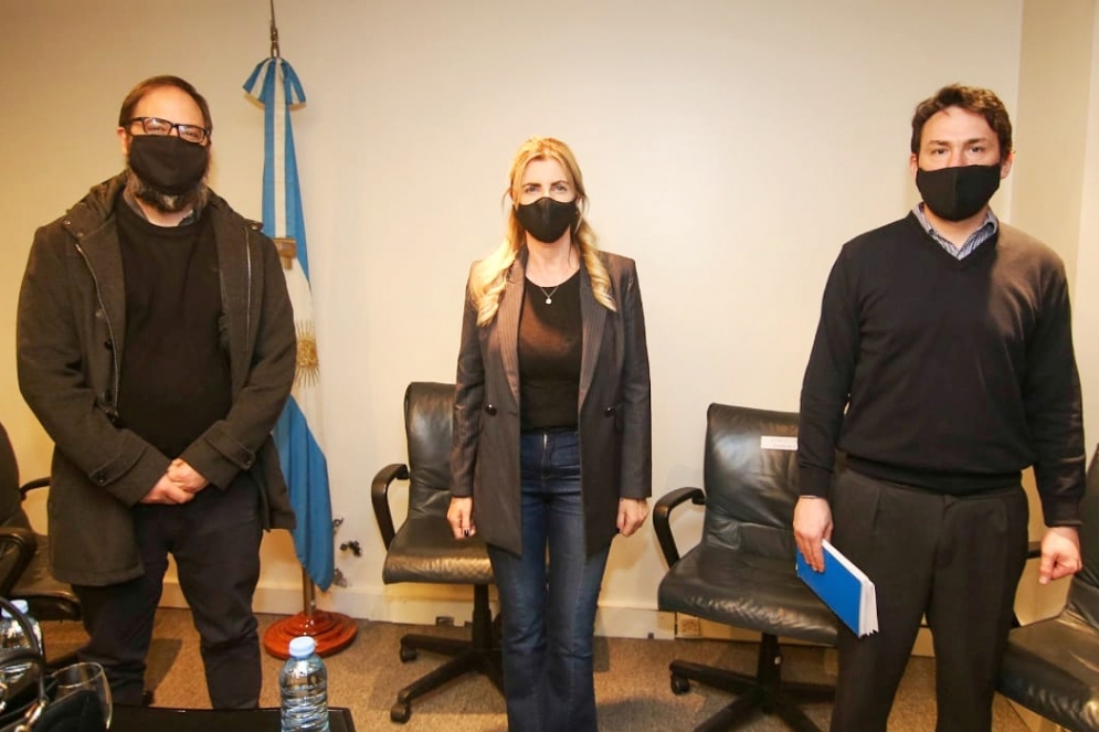 Fassi con las autoridades del ENRE y Energ&iacute;a de la Provincia.