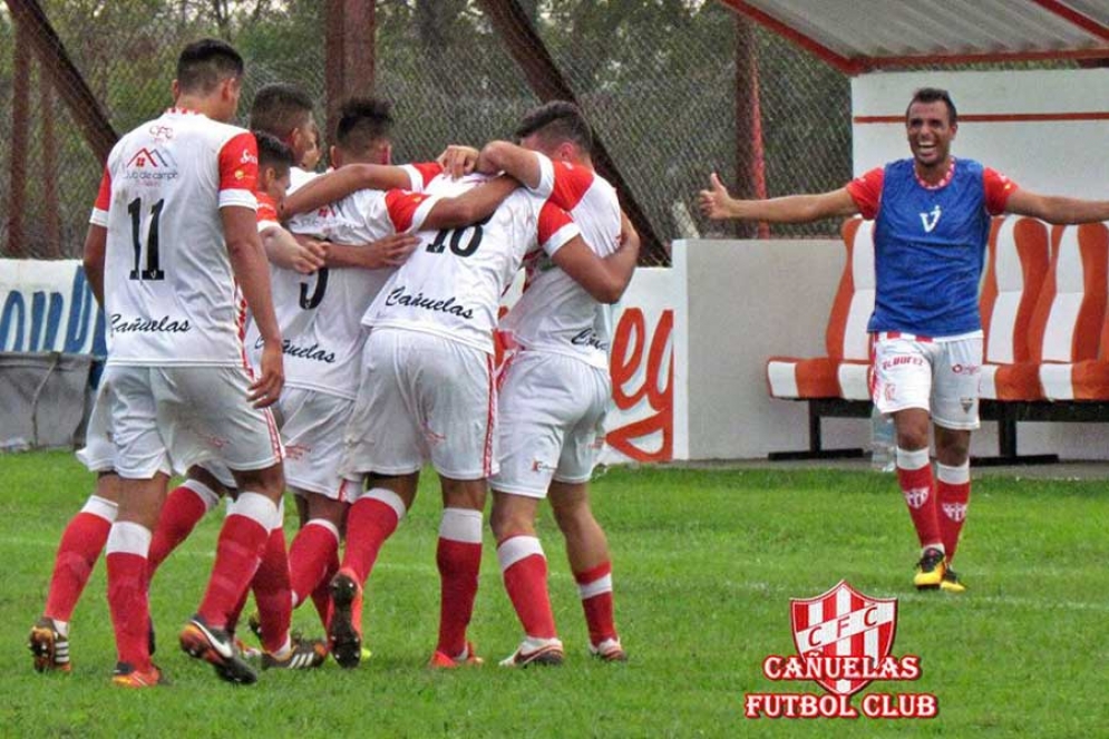 Los jugadores de Ca&ntilde;uelas festejan el gol de Mart&iacute;nez. 