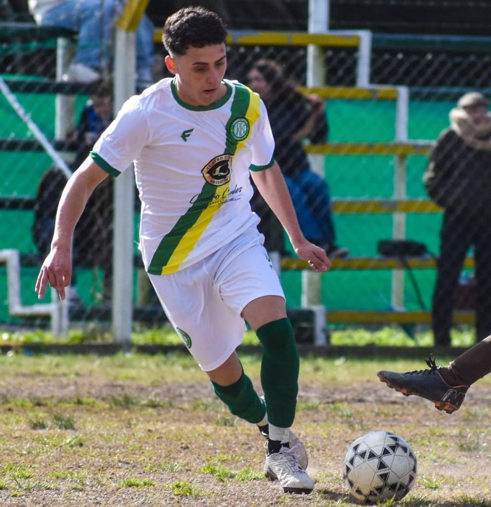 Joaqu&iacute;n Corbal&aacute;n, de Uribe, domina en el arranque. Foto: Jazm&iacute;n Fuentes.