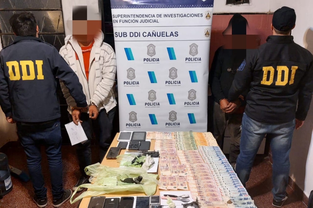 Los detenidos en la delegaci&oacute;n de la DDI de Ca&ntilde;uelas.