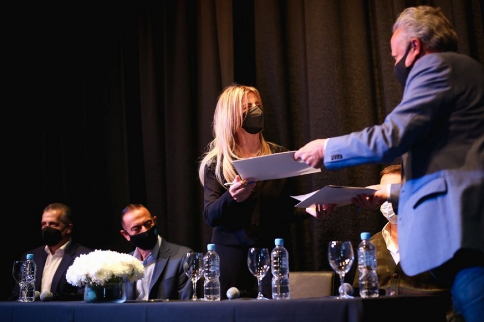 Fassi en medio de la firma con la desarrolladora.