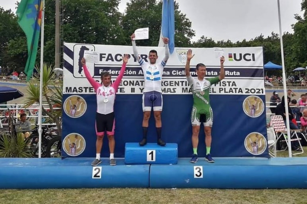 Mariano Salm&oacute;n en el escal&oacute;n mas alto del podio. 