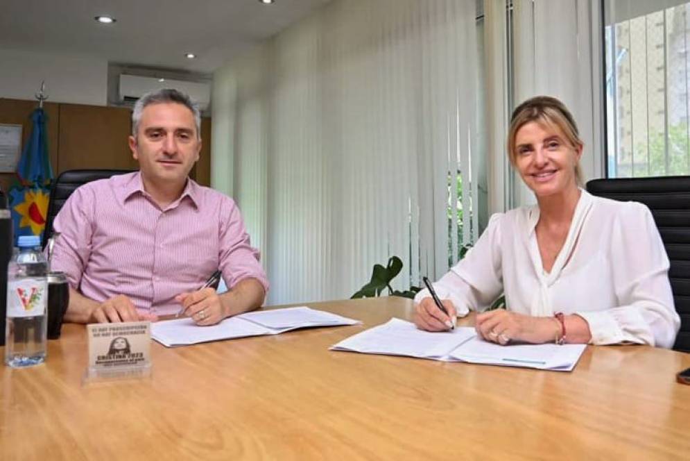 En la era de la foto, Fassi eligi&oacute; una imagen que muestra un adorno sobre la mesa que reza "Cristina 2023".