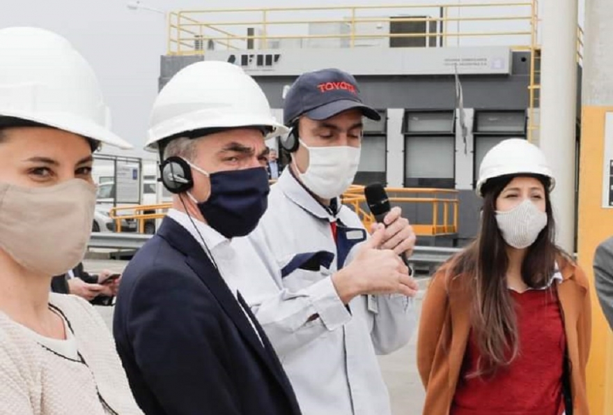 Ayel&eacute;n Rasquetti junto al ministro de Transporte en la planta de Toyota