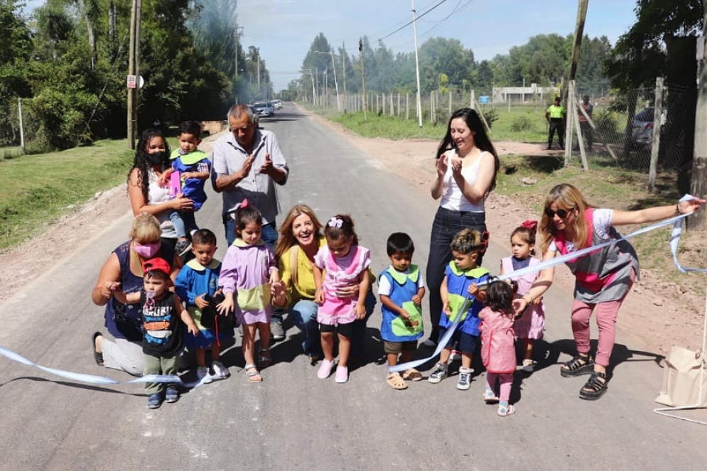 El simb&oacute;lico corte de cintas.