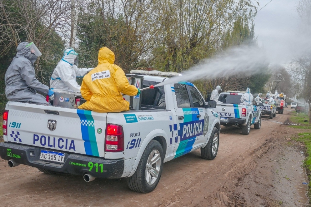 Los equipos de la Polic&iacute;a realizando la desinfecci&oacute;n. 